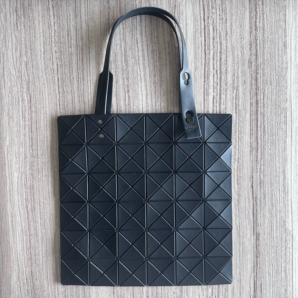 Used BAO BAO ISSEY MIYAKE LUCENT MATTE Tote กระเป๋ามือสอง สีดำ ขนาด 6x6