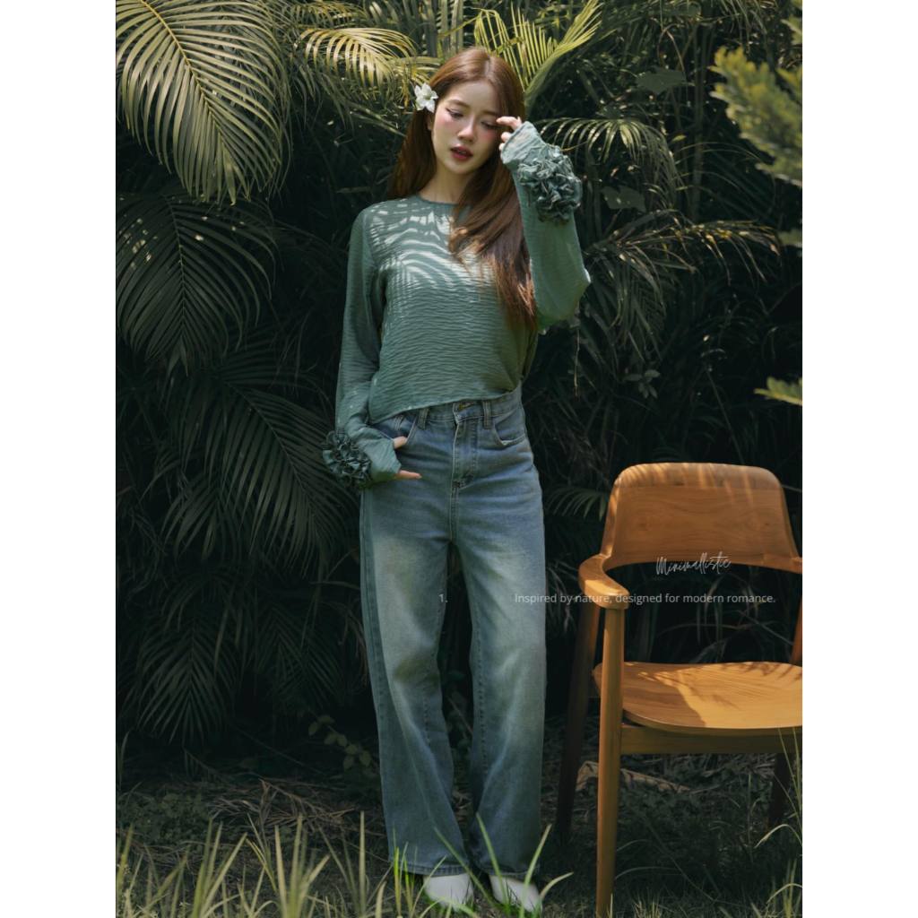 Mona Gentle Tee  (สีพื้น`) ดีเทลเล็ก ๆ อย่างดอกไม้ที่ปลายแขน