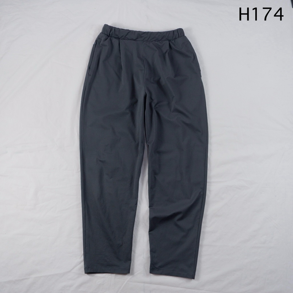 H174 กางเกงกีฬาผู้หญิง Uniqlo มือสอง สีเทา ไซส์ M เอว 24-28 ยาว 35 สะโพก 40  เป้า 11 ปลายขา 6 นิ้ว