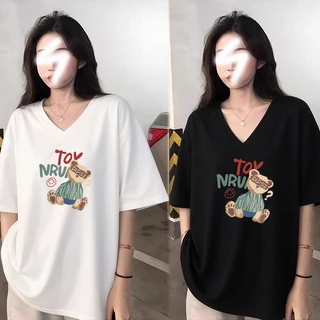 เสื้อยืดแขนสั้นคอวีทรงหลวมตัวนี้ออกแบบมาโดยเฉพาะสำหรับผู้หญิงไซส์ใหญ่ และเหมาะอย่างยิ่งสำหรับผู้ที่มีรูปร่างอวบอิ่ม เป็น