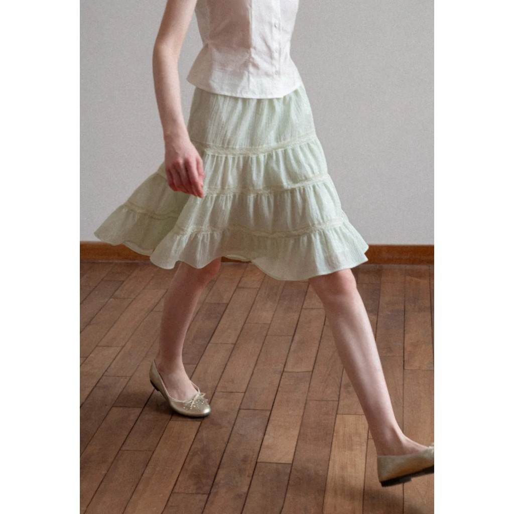 [พรีออเดอร์] [รบกวนลูกค้าอ่านรายละเอียดก่อนสั่งซื้อนะคะ] EGGKA : Tiered ruffled skirt with lace trim