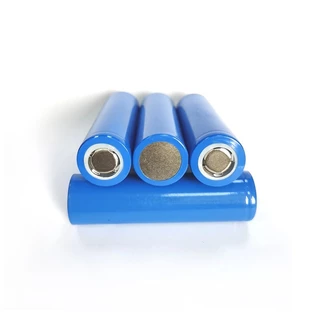 ถ่านชาร์จ 18650 3.7V 2200 mAh แบตเตอรี่ลิเธียมไอออน แบบชาร์จใหม่ได้ ราคาสุดคุ้ม 4 ก้อน 100 บาทคละสี