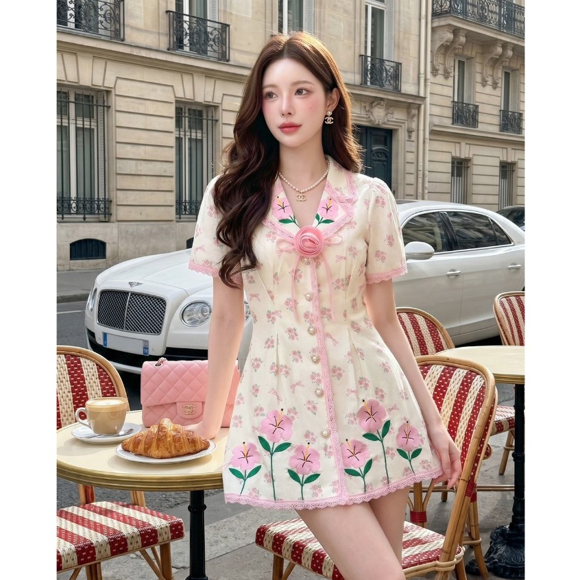(มี3XL) สีชมพู Yipso Pink Dress เดรสสั้นทรงสูทปกเชิ้ตปักผ้าชีฟองอัดกาวพิมพ์ลายกุหลาบ ปักปลายกระโปรง + เข็มกลัด