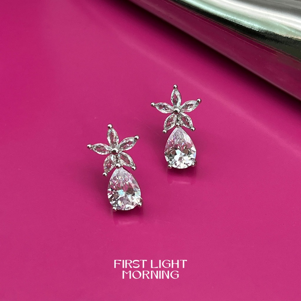 First Light Morning : Staria Earrings ต่างหูดวงดาวประดับคริสตัล