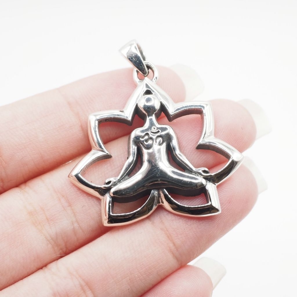 จี้สร้อยคอเงินแท้ 92.5% จี้โยคะ ดอกบัว และโอม (จี้แห่งการตื่นรู้) Sacred Om Lotus  Meditation Pendan