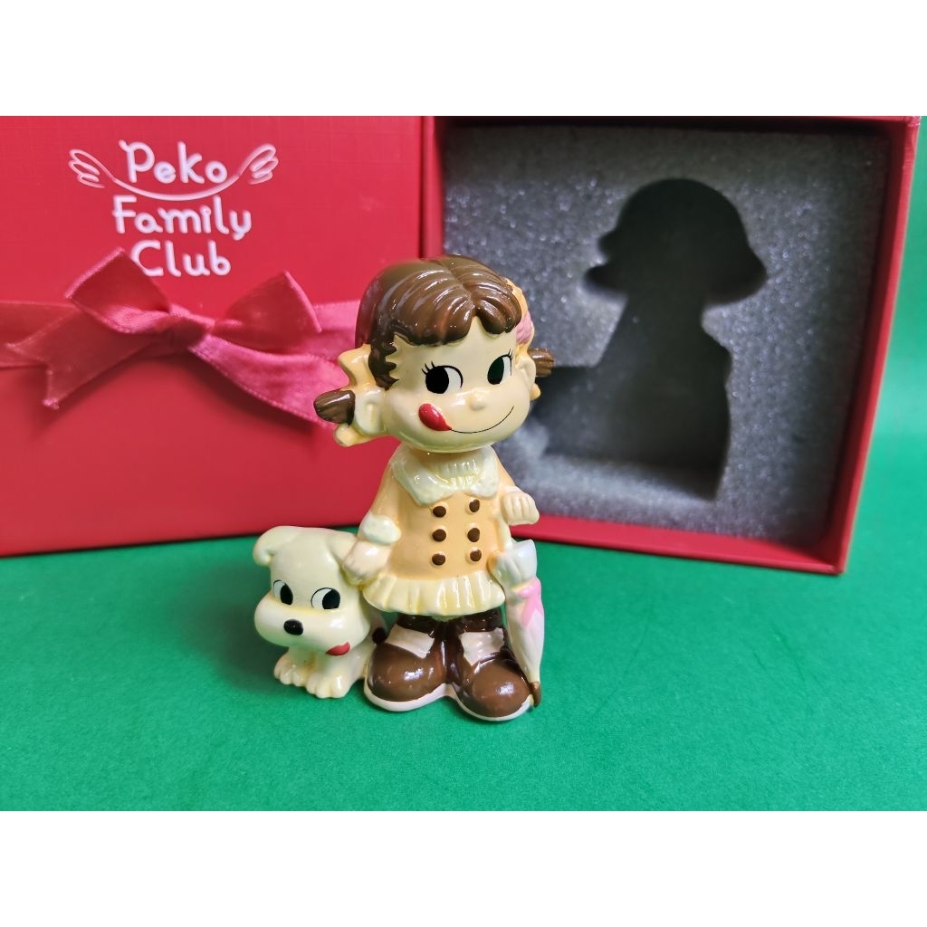 ตุ๊กตาเซรามิกขนาดเล็ก Peko-chan รุ่น "Odekake" (ออกไปเที่ยว) จาก Fujiya Peko Family Club