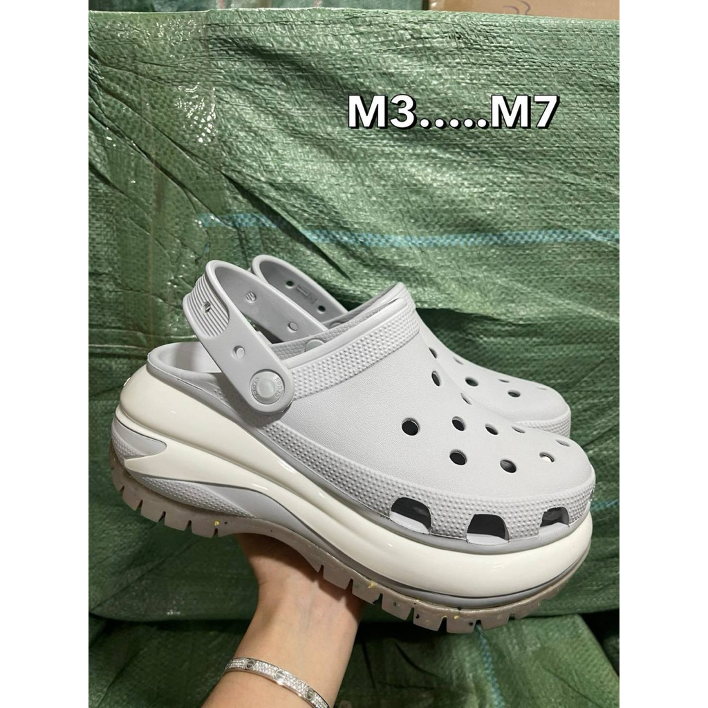 รองเท้าCrocs Classic Mega Crush Clogมีหลายสีให้เลือกความสูงส้นรองเท้า 9 cm. โดยวัดจากพื้นถึงที่พักส้น  เทียบไซซ์ปกติ