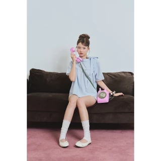 Panchitar Baby Blue Belle – เสื้อสั้นลายสก็อตสีฟ้าพาสเทลสุดน่ารัก ดีเทลคอตั้งกับสายผูกโบว์ด้านข้าง และการแต่งขอบลูกไม้