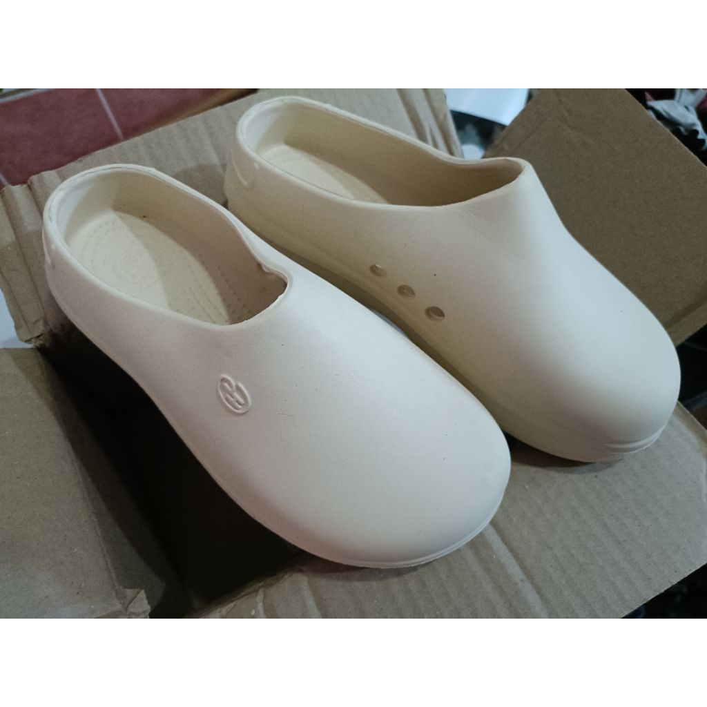 Hello polo รองเท้า สีครีมงาช้าง