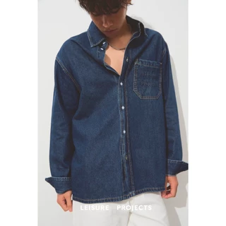 (Leisure Projects) LEISURE DENIM SHIRTS เสื้อเชิ้ตยีนส์แขนยาว ผ้าคอตตอน ทรงหลวม สวมใส่สบาย ดีเทลปั้มนูนไอคอนโลโก้