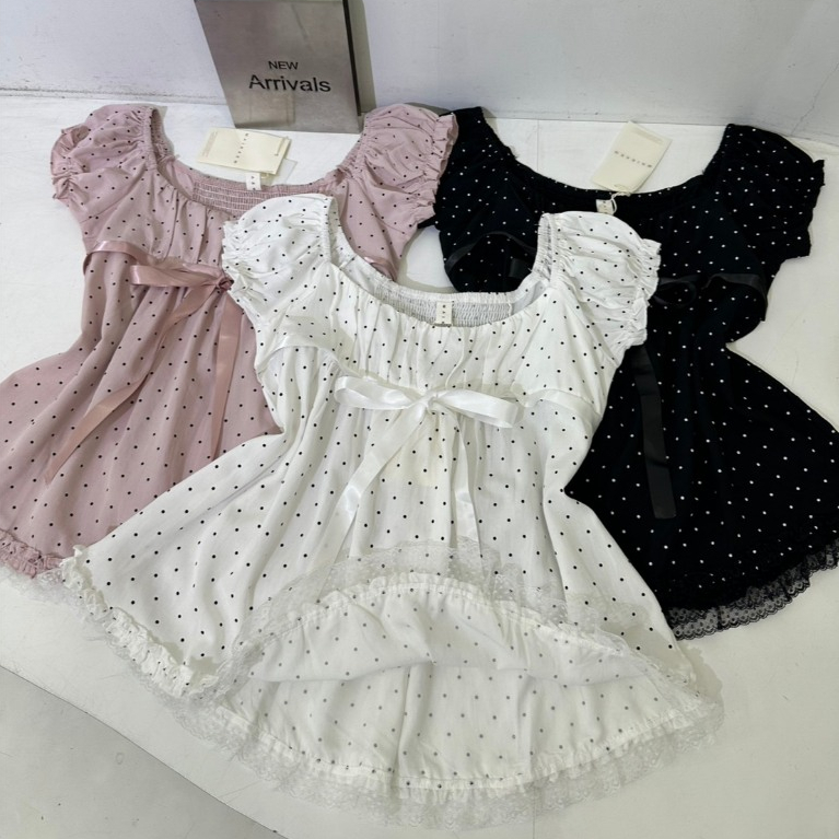 ✨ B686 | เสื้อคอบัวลายจุด แต่งโบว์หวานๆ ✨  ลุคนี้น่ารักมากกก สายหวานต้องโดน 💕  ดีไซน์คอกว้างใส่สบาย แขนตุ๊กตาพองนิดๆ + แ