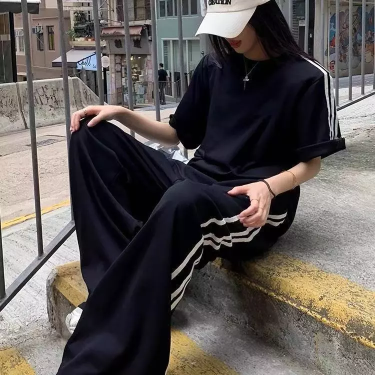 (ส่งภายใน 24 ชม.+ส่งจากไทย) ชุดเสื้อแขนสั้นและกางเกงสไตล์สปอร์ต เรียบง่าย ใส่สบาย แมตช์ได้ทุกวัน