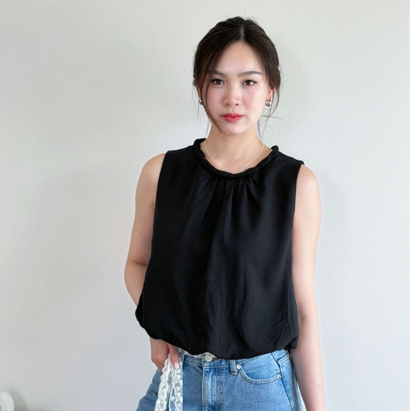 Moire - Noir Top เสื้อแขนกุดสีดำ ดีเทลคอถัก