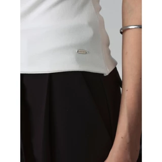 STUDIO UNKNOWN - SS26 Yana V Top เสื้อยืดคอวีจับจีบช่วงไหล่