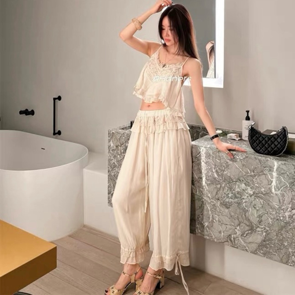 O เซ็ตนี้บอกเลยว่าจึ้งมาก! ลุค Boho-Chic คิ้วท์ๆละมุนใจ เสื้อสายเดี่ยวขอบลูกไม้ กางเกงบอลลูนผูกเชือกที่ปลายขา