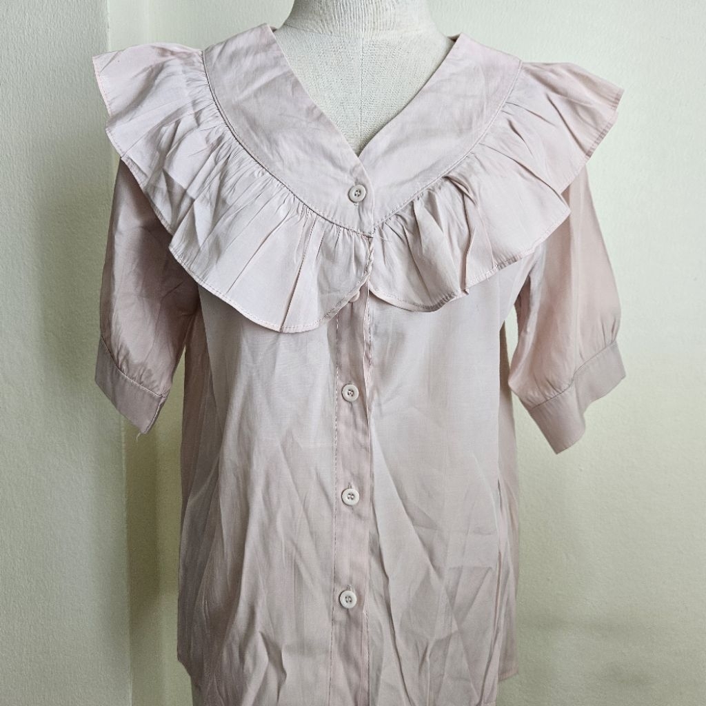 เสื้อแขนกระปุกสีนู้ด/สีเนื้อ ป้าย Pradap เสื้อคอวีแต่งระบาย กระดุมผ่าหน้า ผ้าเรียบลื่นมันเงา