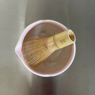 GARNET แปรงไม้ไผ่ชงมัทฉะ 100 ซี่ แต่งด้วยด้ายสีชมพู Bamboo Matcha Chasen 100-Tine with Pink Thread Detail