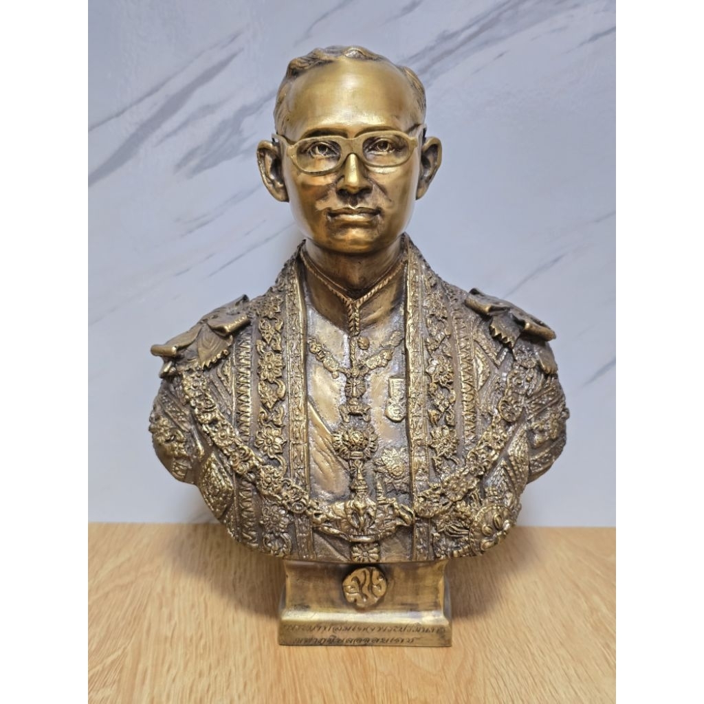 พระบรมรูปจำลอง รัชกาลที่9 แบบครึ่งองค์ ทรงฉลองพระองค์ครุยมหาจักรี