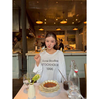 เสื้อแขนยาวทรงสวย ดีไซน์แต่งรู/ขาดเล็กน้อยแนวเซอร์ๆ