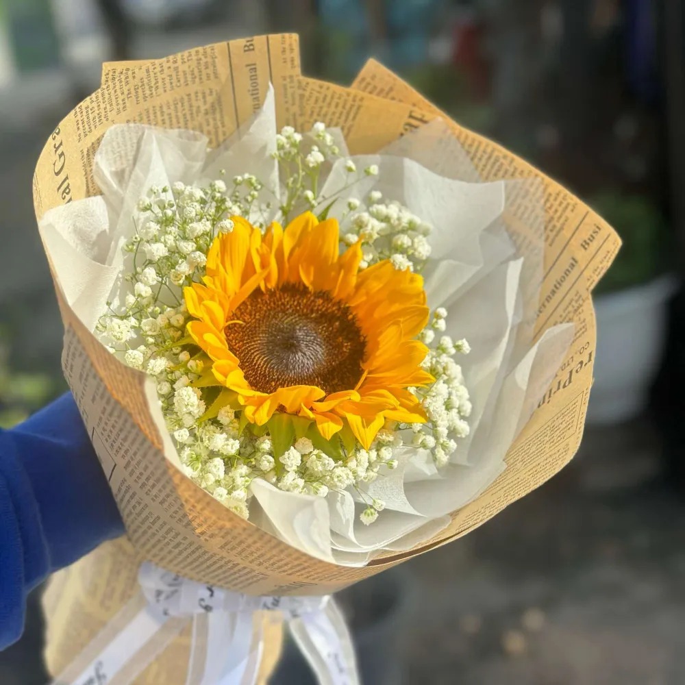 [ สินค้าพร้อมจัดส่งด่วน ] ช่อทานตะวัน 1 ดอก ดอกไม้สด กระดาษสีน้ำตาลหนังสือพิมพ์