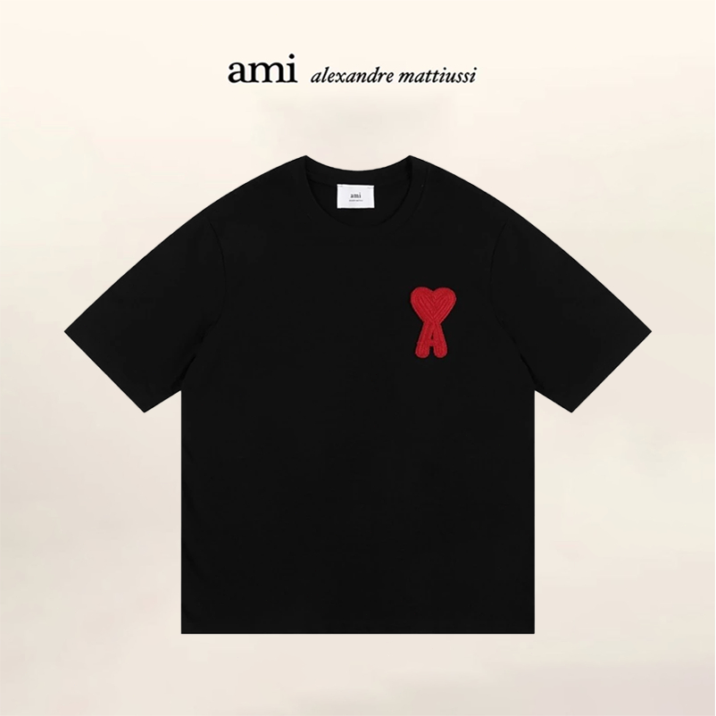 【AMI Paris】 เสื้อยืดคอกลม ผ้าฝ้ายออร์แกนิกถักเนื้อนุ่ม ตกแต่งด้วยโลโก้ LOVE ปัก สีดำ