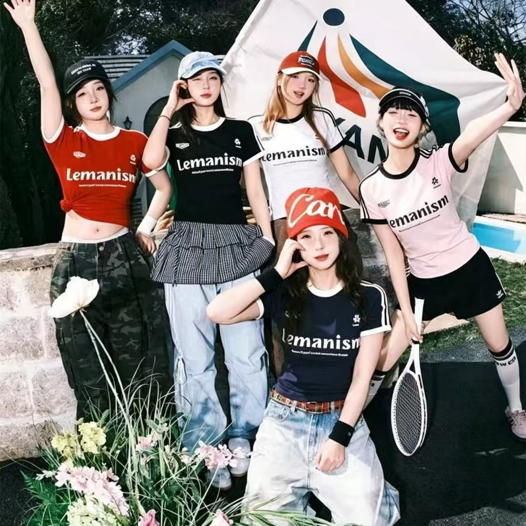 เสื้อยืดแขนสั้นตัวสั้น ลายตัวอักษรและแถบ 3 เส้น รุ่นใหม่ปี 2026 สไตล์ยูนิเซ็กซ์ ตัดไหล่ตรง ทรงกระชับสไตล์สปอร์ต สำหรับผู