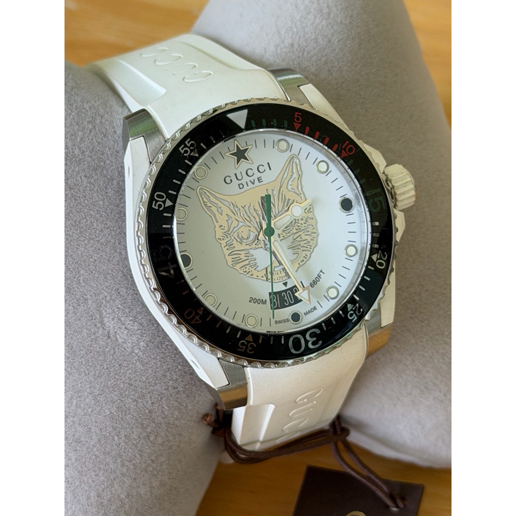 GUCCI Dive 40 MM Cat Swiss Quartz White Silver Dial White Rubber Men's Watch YA136329