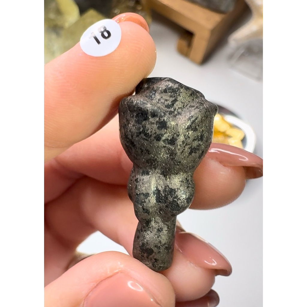 ไพไรต์ (Pyrite) "หินดึงดูดทรัพย์"ช่วยเรียกเงินทอง(แกะสลักตั้งไม่ได้)(ได้ชิ้นในโพส)