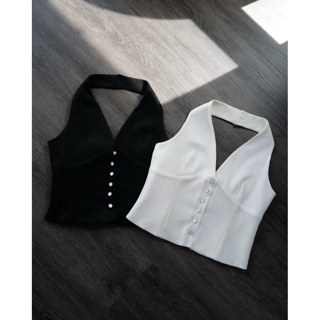 MIA TOP (เฉพาะเสื้อ) เสื้อคอฮอลเตอร์ดีไซน์ด้วยผ้าลูกไม้เนื้อละมุนอัดกาวอยู่ทรง
