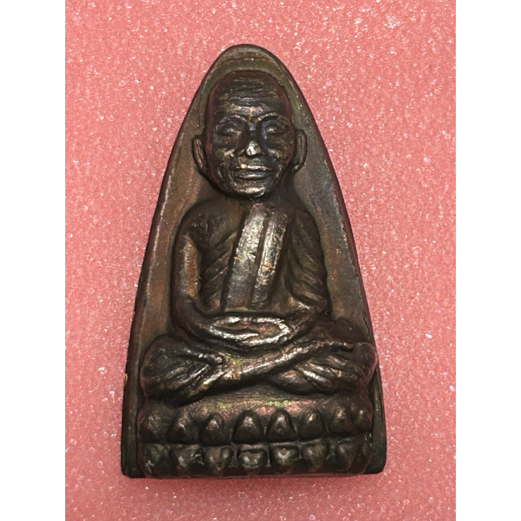 หลวงปู่ทวด พิมพ์หลังหนังสือ เนื้อโลหะรมดำ จัดสร้างปี 2524 (3)