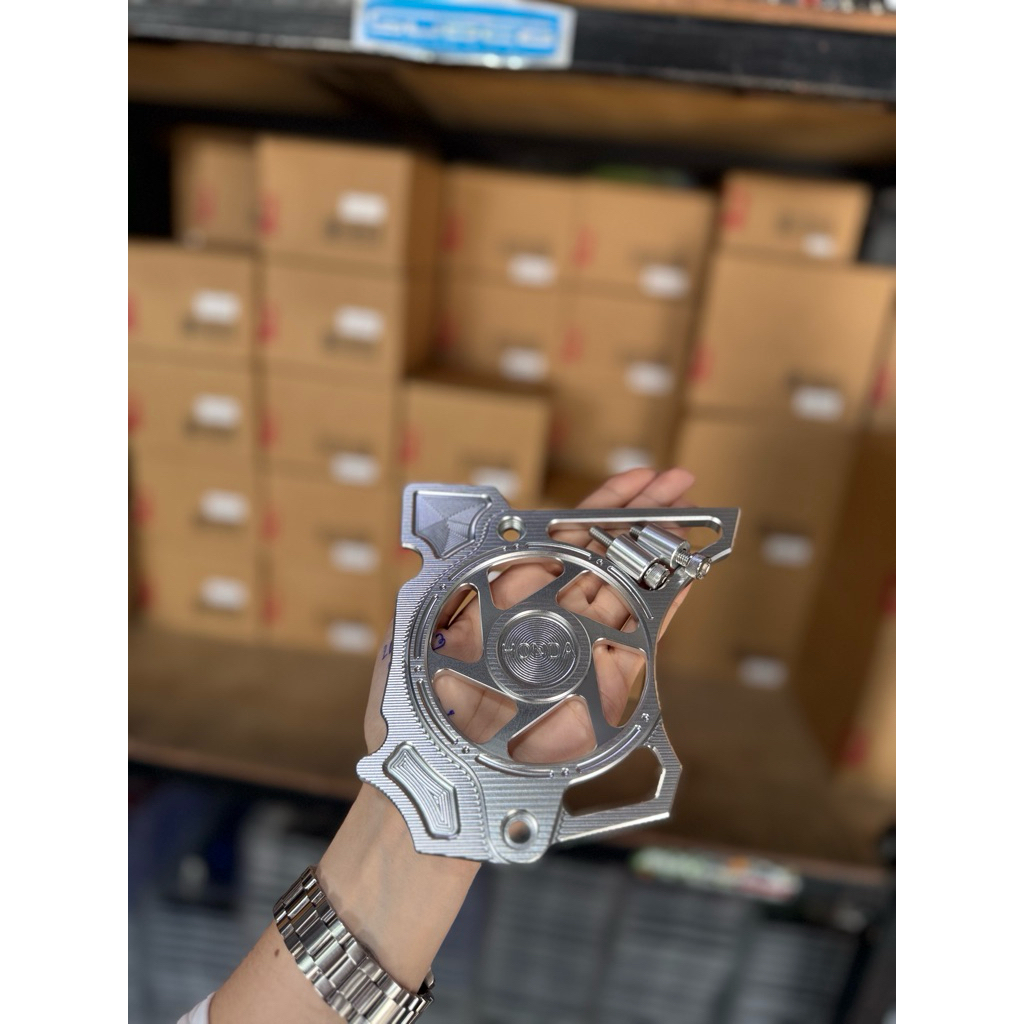 ปิดสเตอร์หน้าCNC สำหรับ W125R/S/ไฟเลี้ยวบังลม งานCNCหนา เจาะลายHONDA แถมน็อต+บูชในชุด ครอบสเตอร์เวฟ125R/S /i บังลม