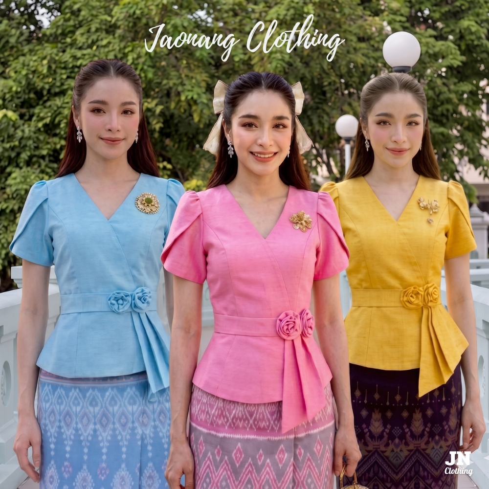 เสื้อผ้าไหมลาว คอวี แขนกลีบบัว ชายระบาย แต่งดอกตรงเอวน่ารักๆ งานเข้ารูปเข้าทรง ใส่ไปทำบุญสวยมากจ้า