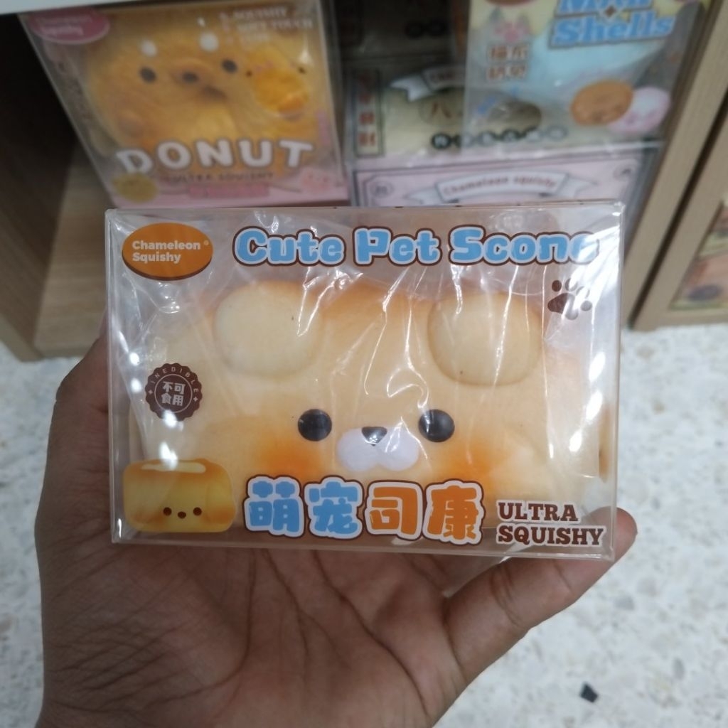 Chameleon Squishy รุ่น "Cute Pet Scone" เป็นสกุชชี่รูปสัตว์ในกล่องพลาสติกใส