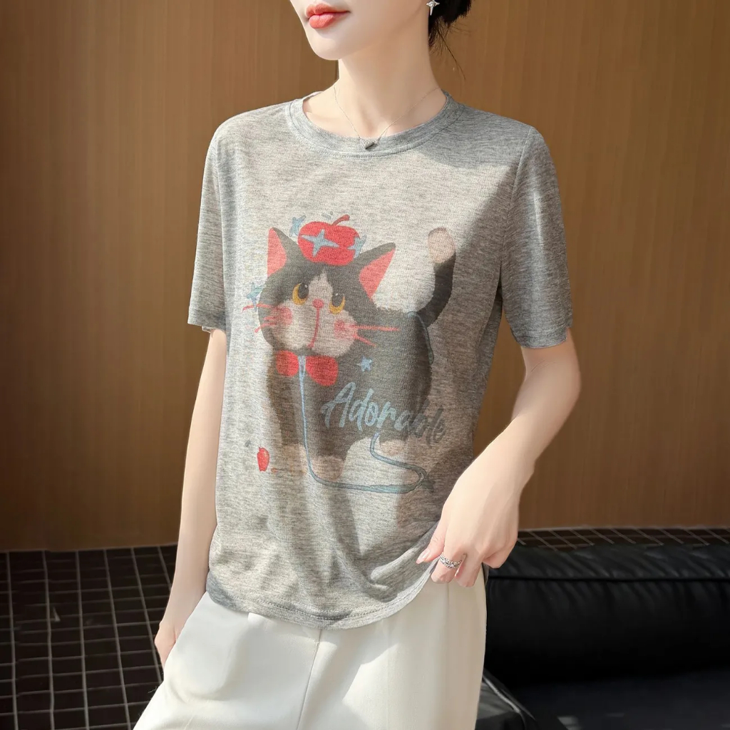 เสื้อยืดผู้หญิงทรงหลวมลายแมว – เสื้อแขนสั้นสไตล์ชิลล์ๆ ที่ช่วยพรางหุ่นให้ดูเพรียวและแมตช์ลุคได้หลากหลาย สไตล์ยอดฮิตใน