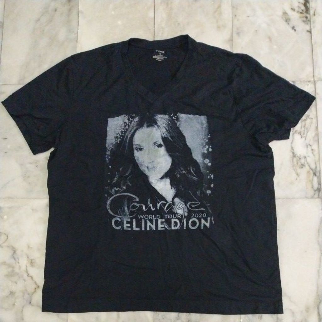 เสื้อยืดแขนสั้นคอวี แนวนักร้อง นักประพันธ์ดนตรีชาวแคนาดา CELINE DION แท้ มือสอง สภาพดี ของพร้อมส่งคร