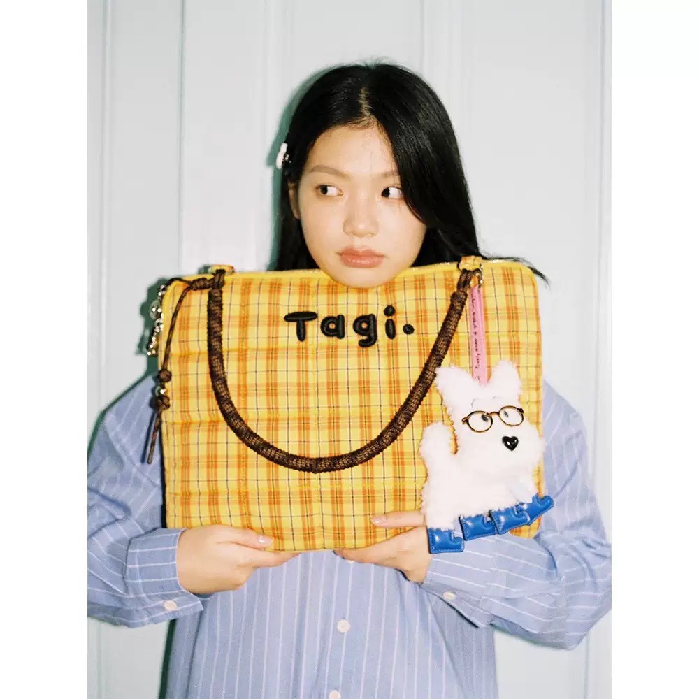 MAX：กระเป๋าใส่แล็ปท็อปแท็บเล็ตลายสก๊อต รุ่น TG266 14-15นิ้ว(ไม่แถมพวงกุญแจ) มาพร้อมสายสะพายไหล่ งานปัก ลายสก๊อตน่ารัก สไ