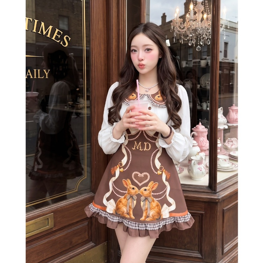 (มี3XL) Maria Diamond สีน้ำตาล Cookie Bun Dress เดรสสั้นผ้าเปเป้พิมพ์ฃาย ดีเทลน่ารัก ปกคอบัว แขนยาวปลายแขนสม็อค ซิปหลัง