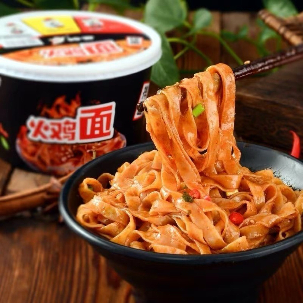 บะหมี่แห้งรสเผ็ดจัดจ้านี้ เสินกง สายเผ็ดต้องลอง คลุกซอสเข้มข้นแบบ พรีเมียมเส้นเหนียวนุ่ม ฉีกซองคลุกแล้วกินได้เลย