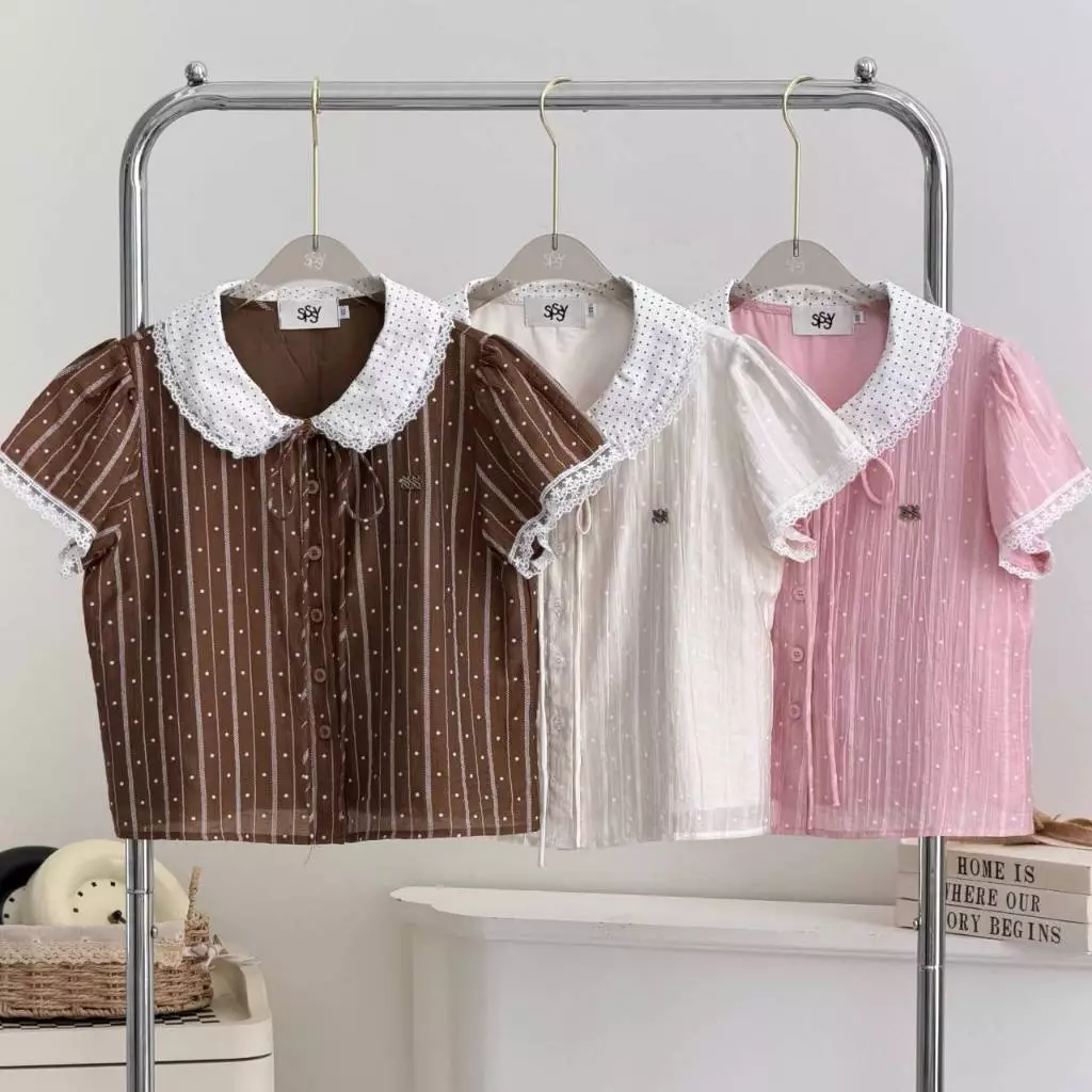 SISSY : Polkadot เสื้อคอบัวแต่งขอบลูกไม้ (XS-XXL) ผูกโบว์ได้ กระดุมหน้าใช้งานได้จริง