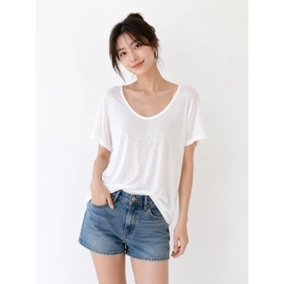 Minimalist Chic: เสื้อยืดดีไซน์ไขว้หลังสุดเรียบง่าย เนื้อผ้าทิ้งตัว