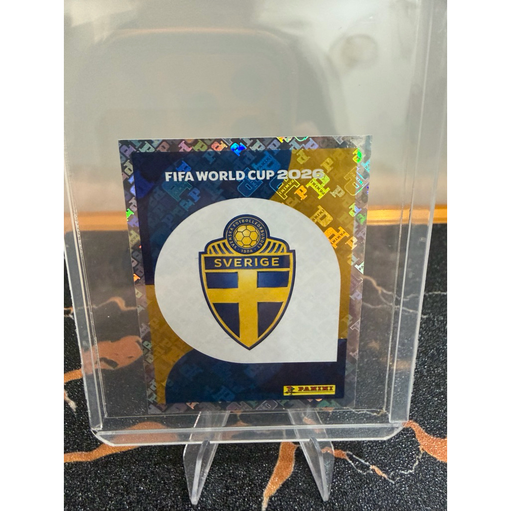 🇸🇪 ตามหาอยู่ใช่ไหม! สติกเกอร์ตราสัญลักษณ์ทีมชาติสวีเดน (Sverige) จาก Panini FIFA World Cup 2026 สุดพ