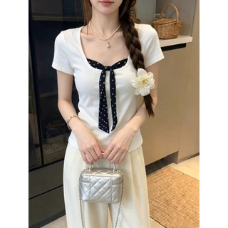 Beryl เสื้อผู้หญิงคอเหลี่ยมแขนสั้นลายจุดมีเชือกผูก