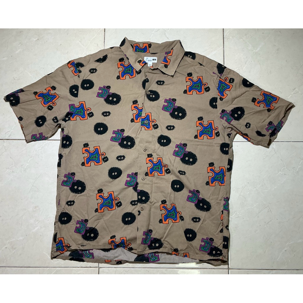 เสื้อเชิ้ตคอลเลกชัน Uniqlo x Studio Ghibli รุ่นนี้มีลวดลาย Makkuro Kurosuke (ภูติฝุ่น)