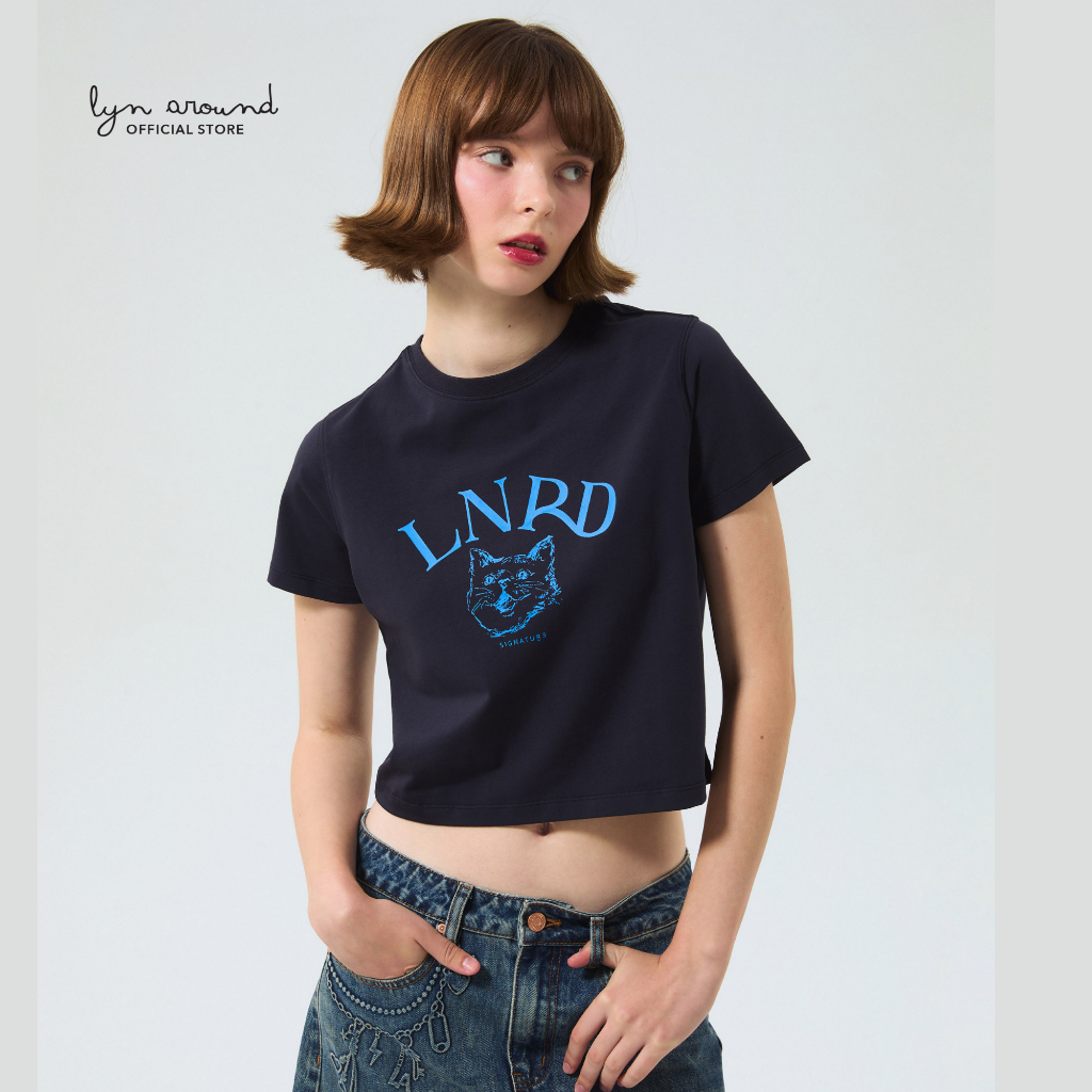 Lyn around - เสื้อครอปแขนสั้น พิมพ์ลายแมวและโลโก้ คอลเลกชัน LNRD Signature (A26CGWB073)