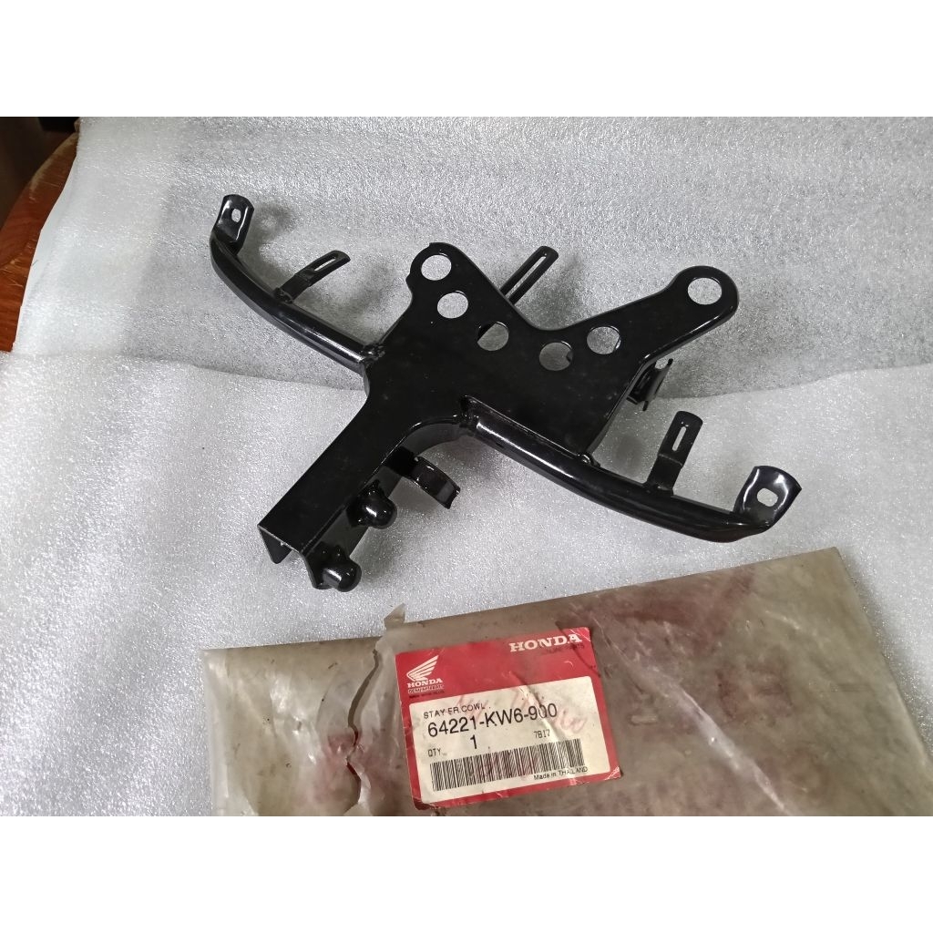 เหล็กยึดเรือนไมล์ โครงหน้ากากโครงยึดเรือนไมล์ Honda NSR150R (รุ่นตาเหลี่ยม) รหัสชิ้นส่วน 64221-KW6-9