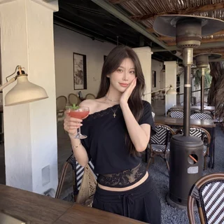 Rita พร้อมส่ง🍒เสื้อยืด ปาดไหล่ แต่งลูกไม้ แขนสั้น สไตล์เกาหลี แฟชั่นผู้หญิง เสื้อครอป เอวลอย เซ็กซี่ น่ารัก ฮิต