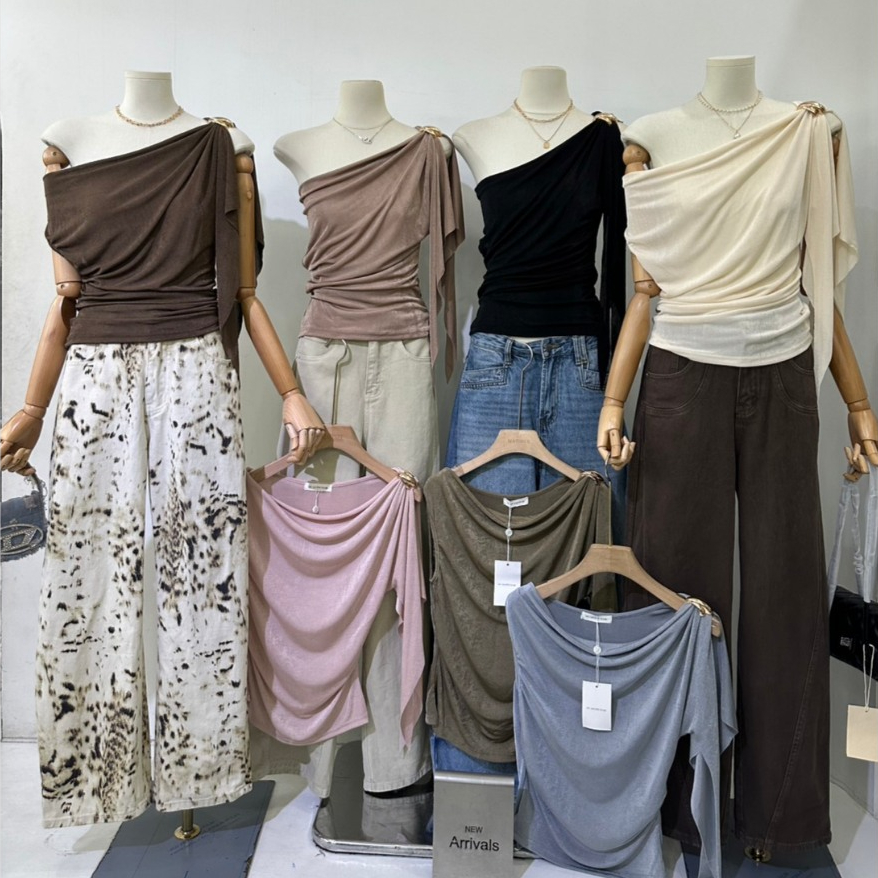 M2234 เสื้อรุ่นใหม่สไตล์เกาหลี ดีเทลไหล่เฉียง เสื้อที่สาวๆ ต้องมีติดตู้! ใส่แล้วดูแพง ดูเซ็กซี่แบบมีคลาส