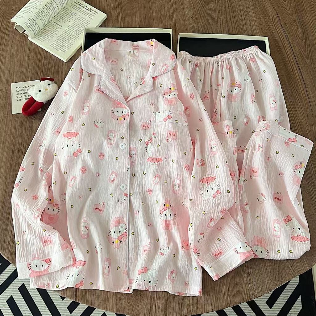 ชุดนอนผ้าคลาวด์คอตต้อนลายคิตตี้สีชมพู 2 ชิ้น แขนยาวขายาว สัมผัสดีใส่สบายทั้งคืน สไตล์สาวหวาน มีขนาด M-2XL จัดส่งภายใน
