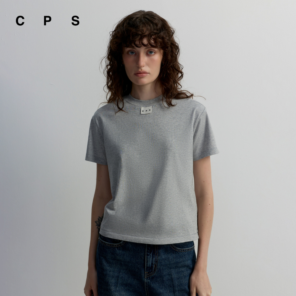 CPS เสื้อยืดแขนสั้นแต่งป้ายโลโก้สีเทา ผู้หญิง BASIC GREY LABEL LOGO TEE รุ่น C26WGWA153 (AW26#A2)