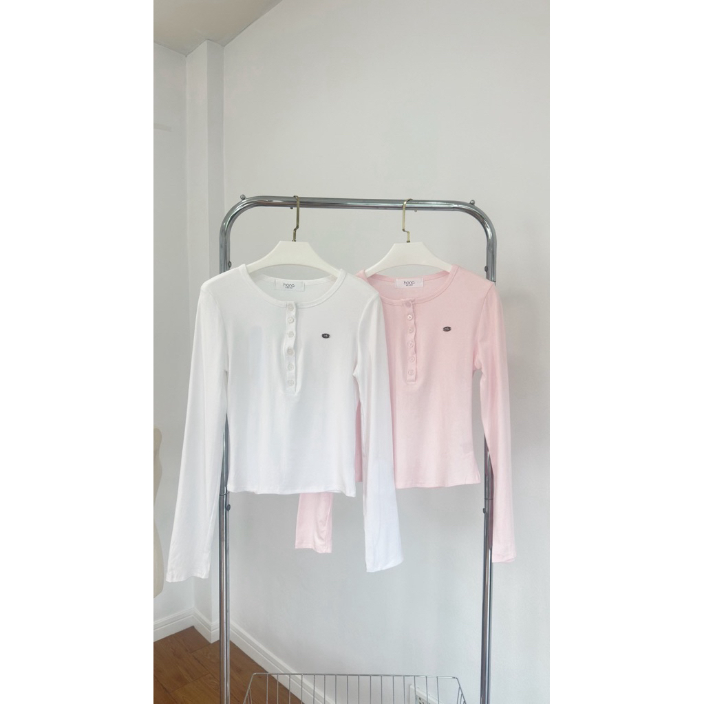 INFINITY : Henley Top (เฮนลี่) เสื้อแขนยาวทรงเข้ารูป ดีไซน์คอกลมแต่งอะไหล่น่ารักๆ กระดุมหน้าปลดได้ตามใจชอบ